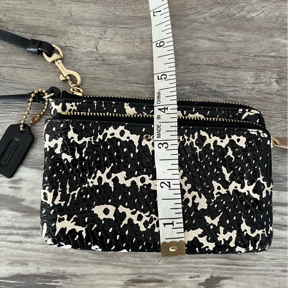 Coach Madison Black And White Python Felicia Zip Wristlet With Hang Tag